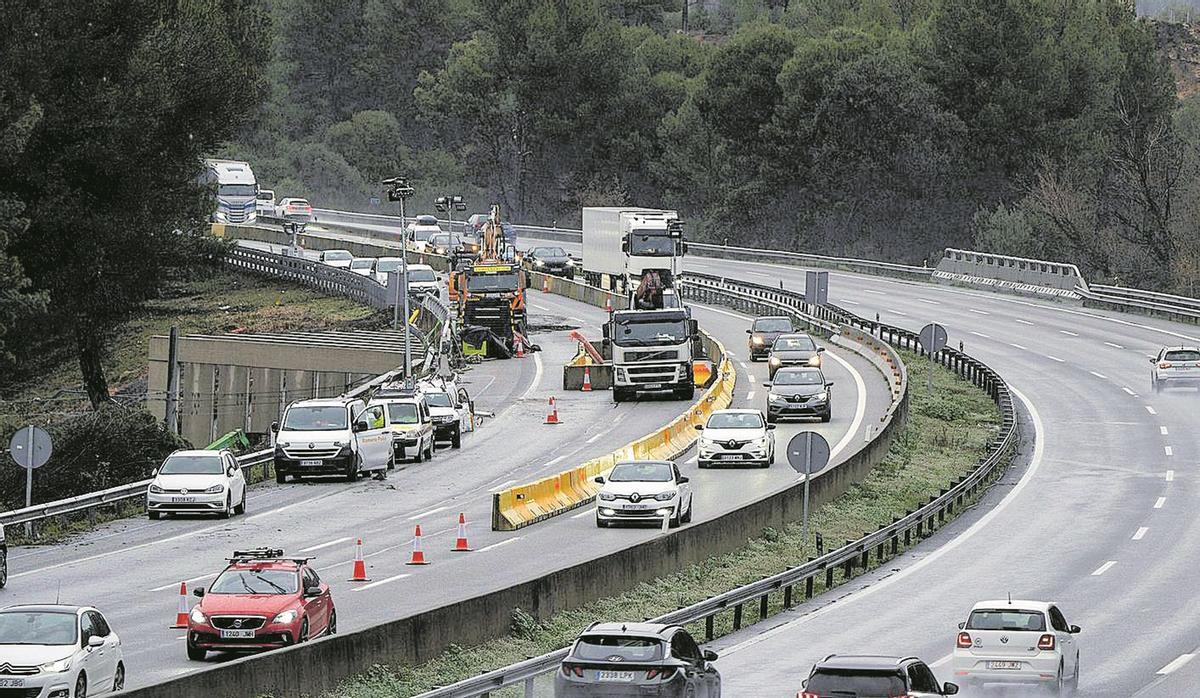 Carril abierto en sentido sur de la AP-7 a la altura de Gelida, en la zona afectada por el accidente de tren.