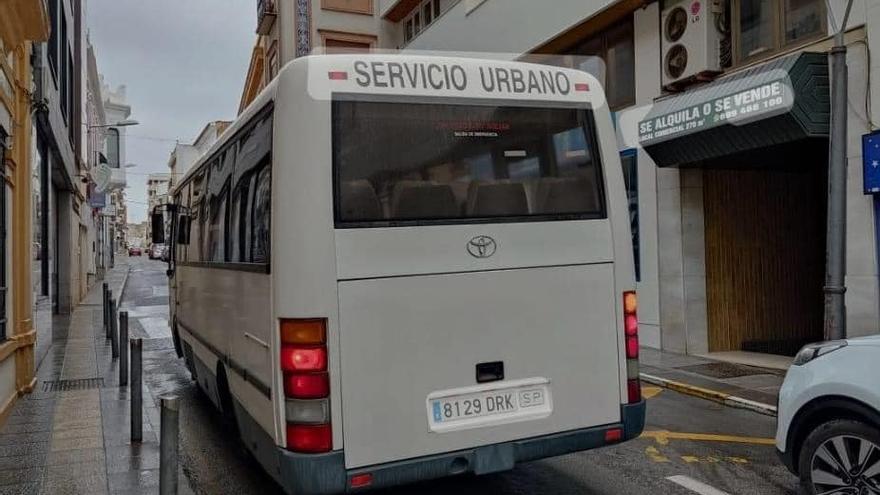 Problemas con el transporte de bus urbano en Almendralejo al cesar la empresa el servicio