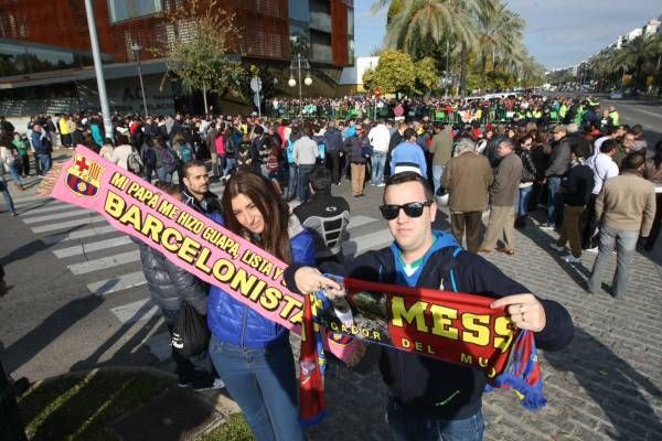 Una multitud recibe al Barça