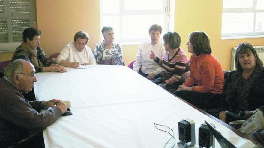 Vecinos de Morales participan en un taller de memoria