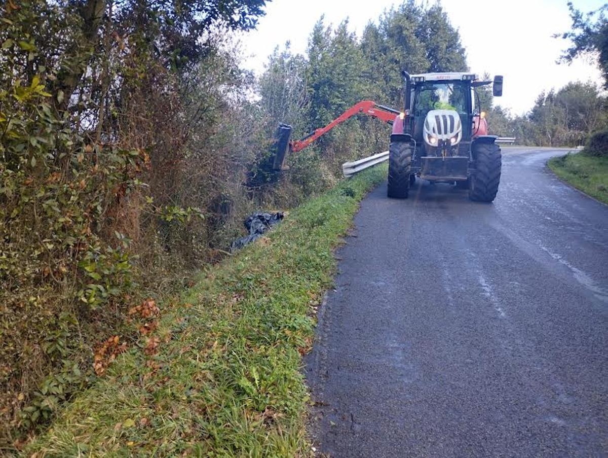 Una máquina, trabajando en la carretera de Miravalles.