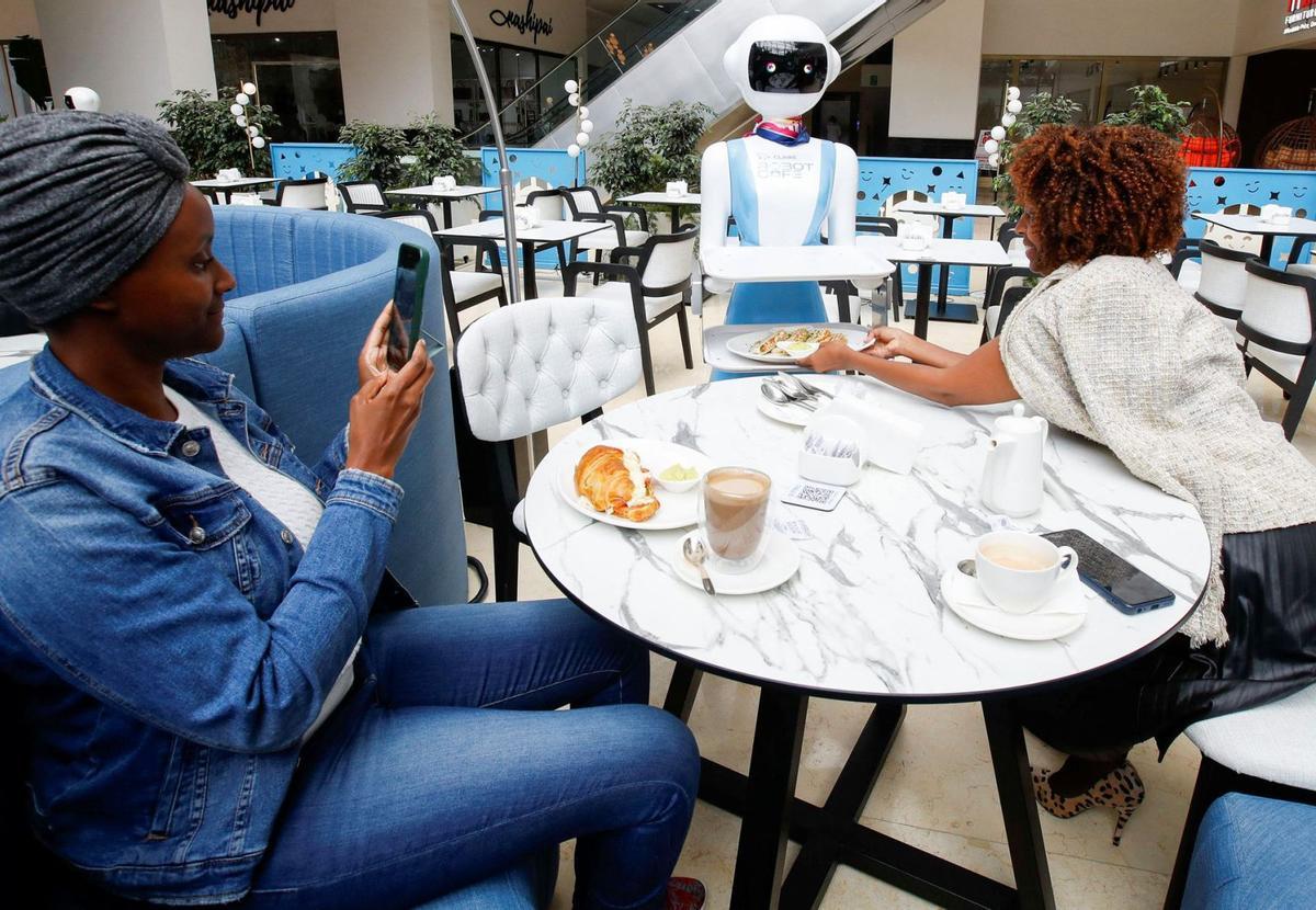 Treballar amb robots augmenta el ritme laboral i la sensació de ser vigilat