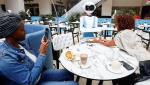 Treballar amb robots augmenta el ritme laboral i la sensació de ser vigilat