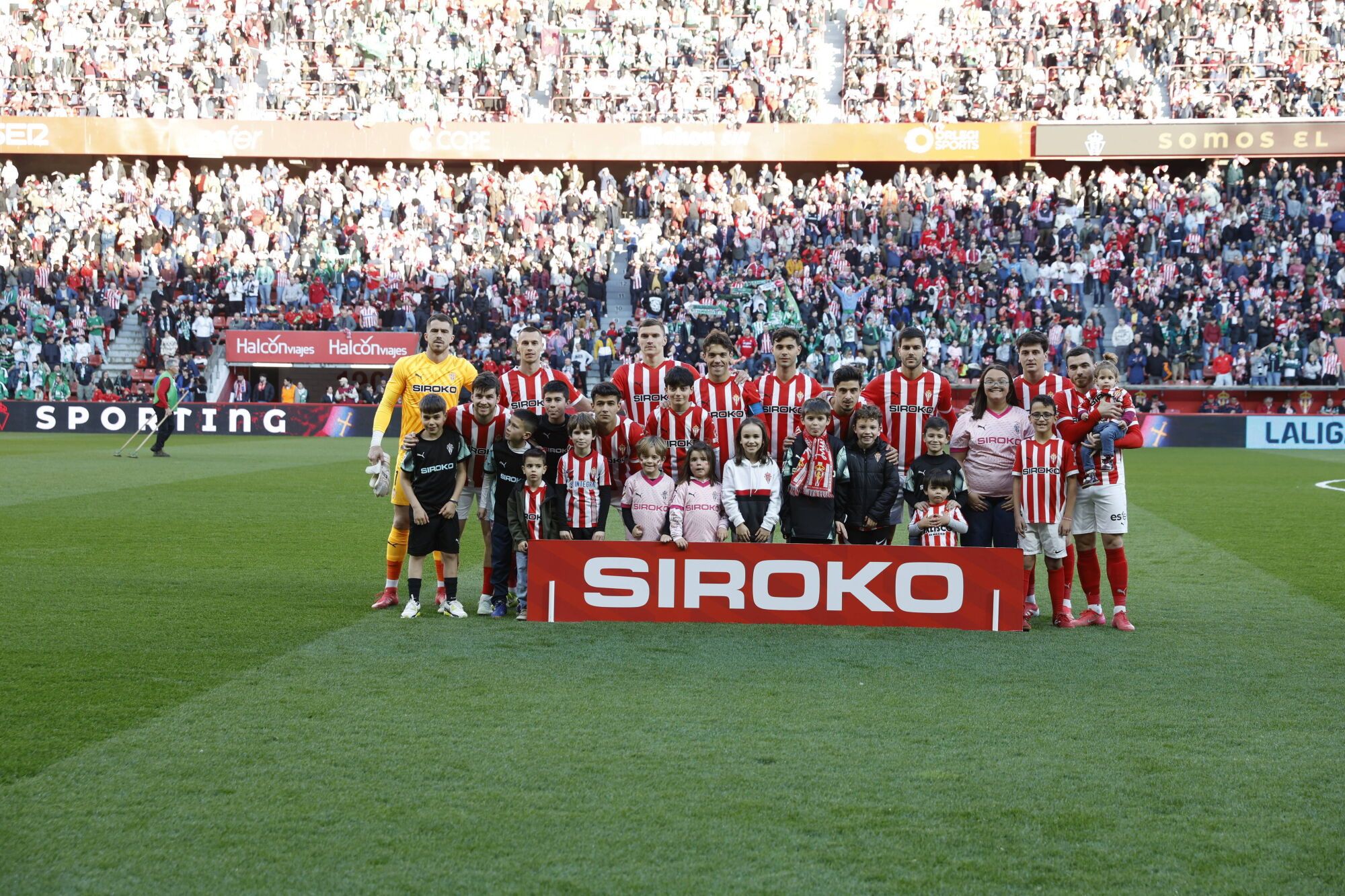 EN IMÁGENES: Ambientazo en el Sporting-Racing de Santander disputado en El Molinón