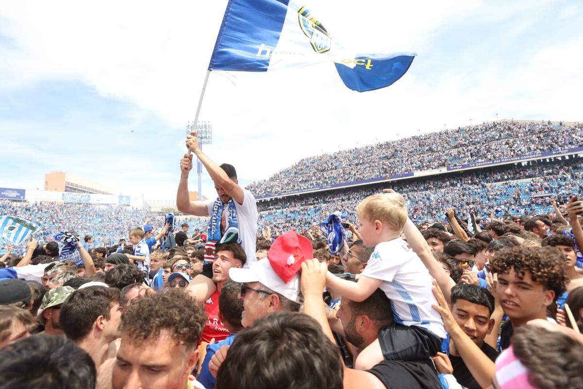 Los jugadores celebrando en el ascenso en el campo