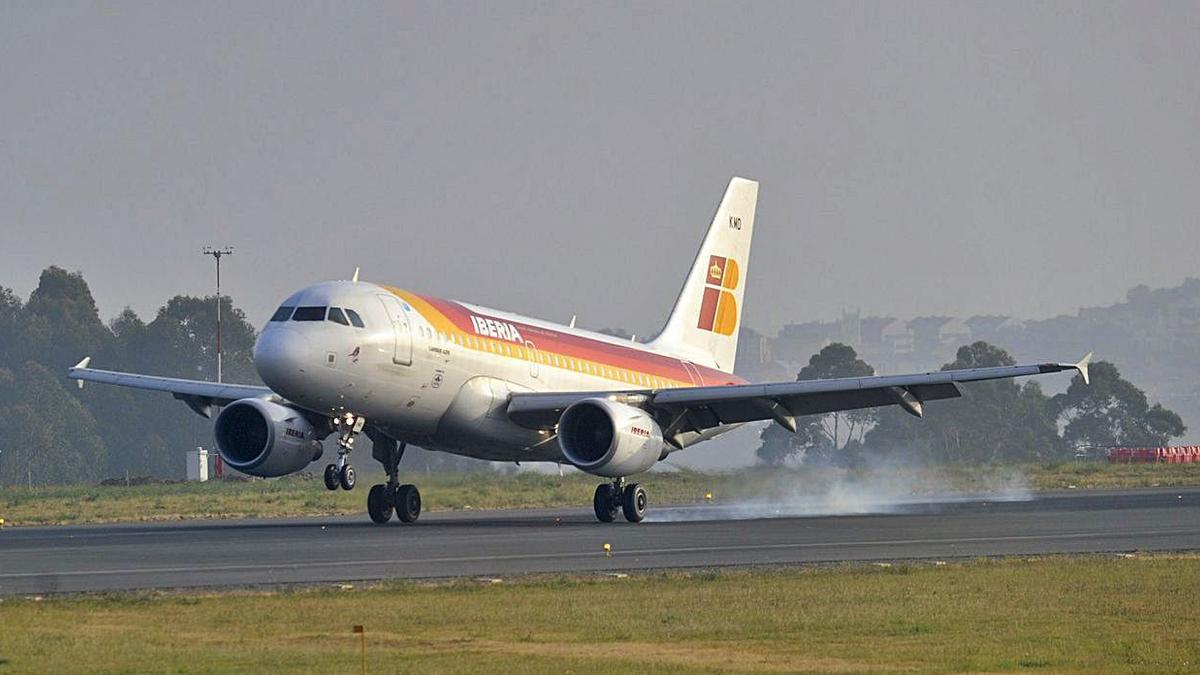 Un avión de Iberia aterriza en el aeropuerto de Alvedro.   | // CARLOS PARDELLAS