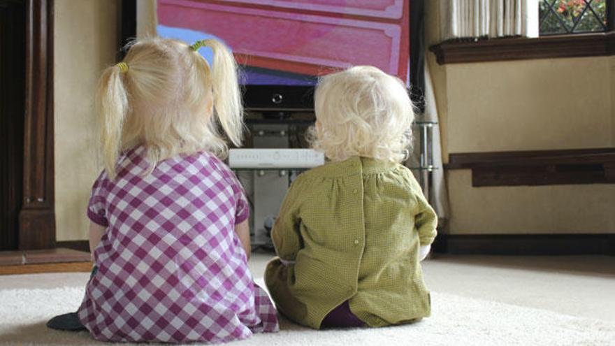 La televisión se ha convertido en la primera alternativa de ocio infantil.