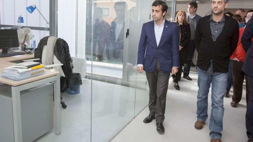 El conselleiro de Política Social y el alcalde, en la inauguración de la sede de Down Coruña en marzo.