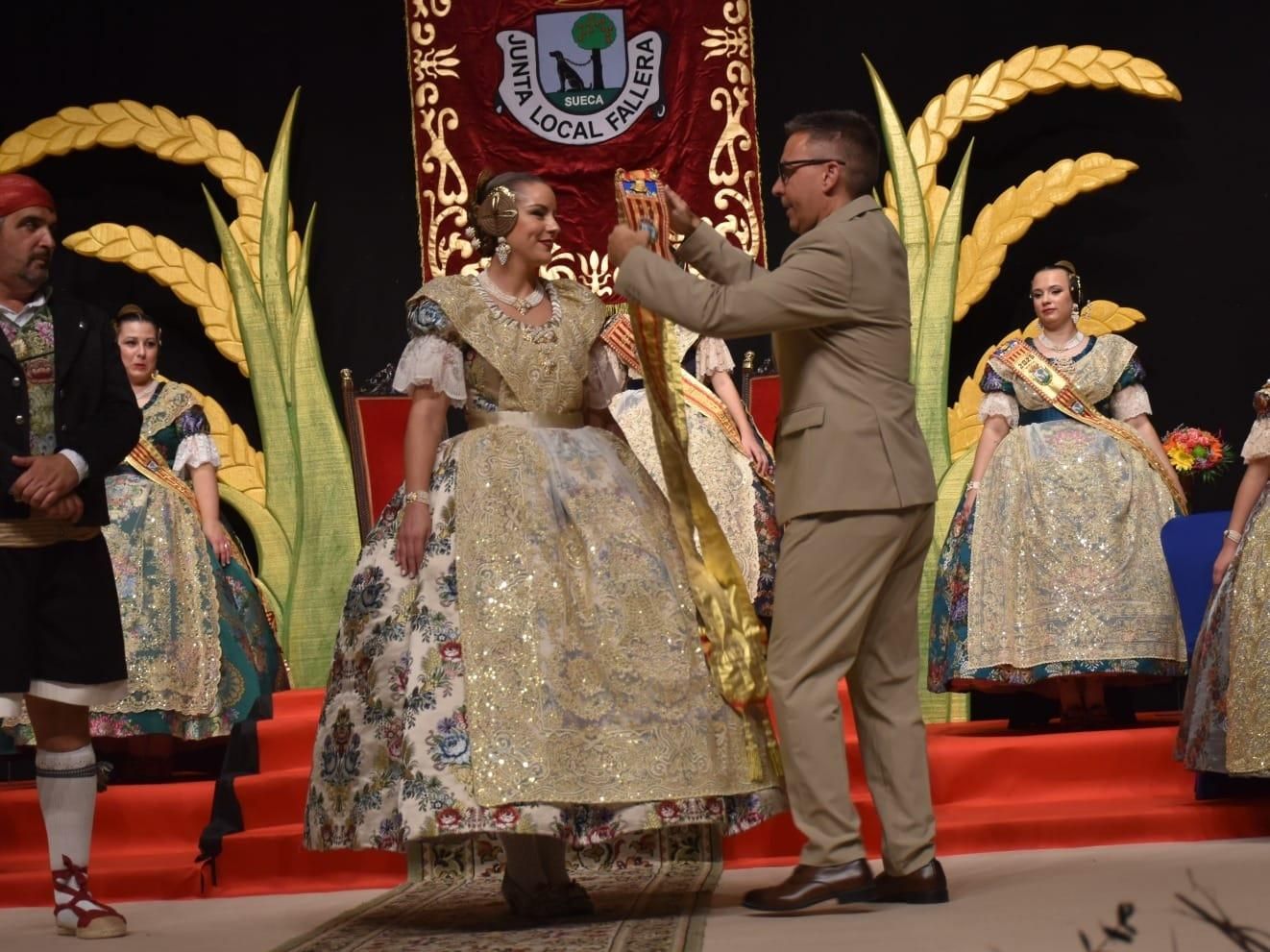 El alcalde de Sueca, Julián Sáez, impone la banda a la fallera mayor de 2026, Isabel Fernández del Moral.