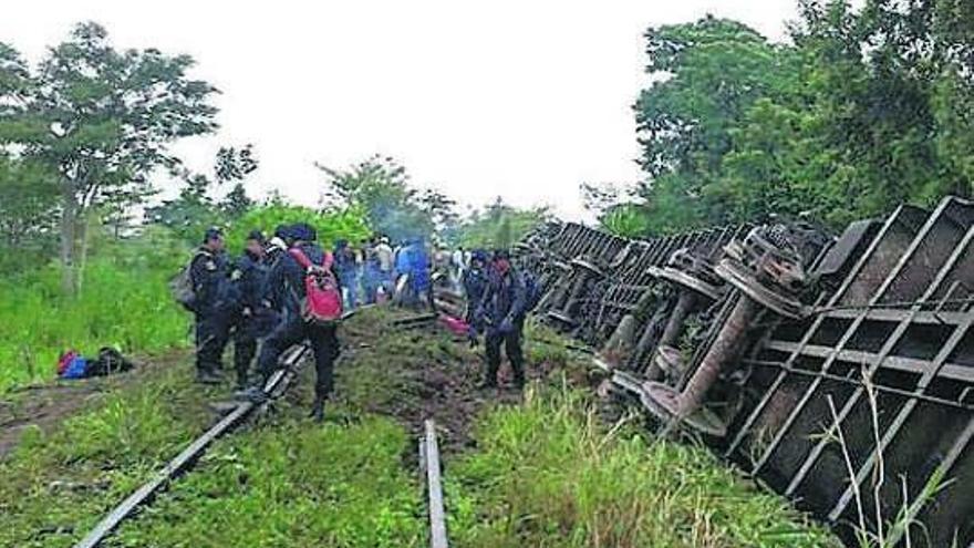 Al menos cinco fallecidos y 16 heridos  muy graves al descarrilar un tren en México