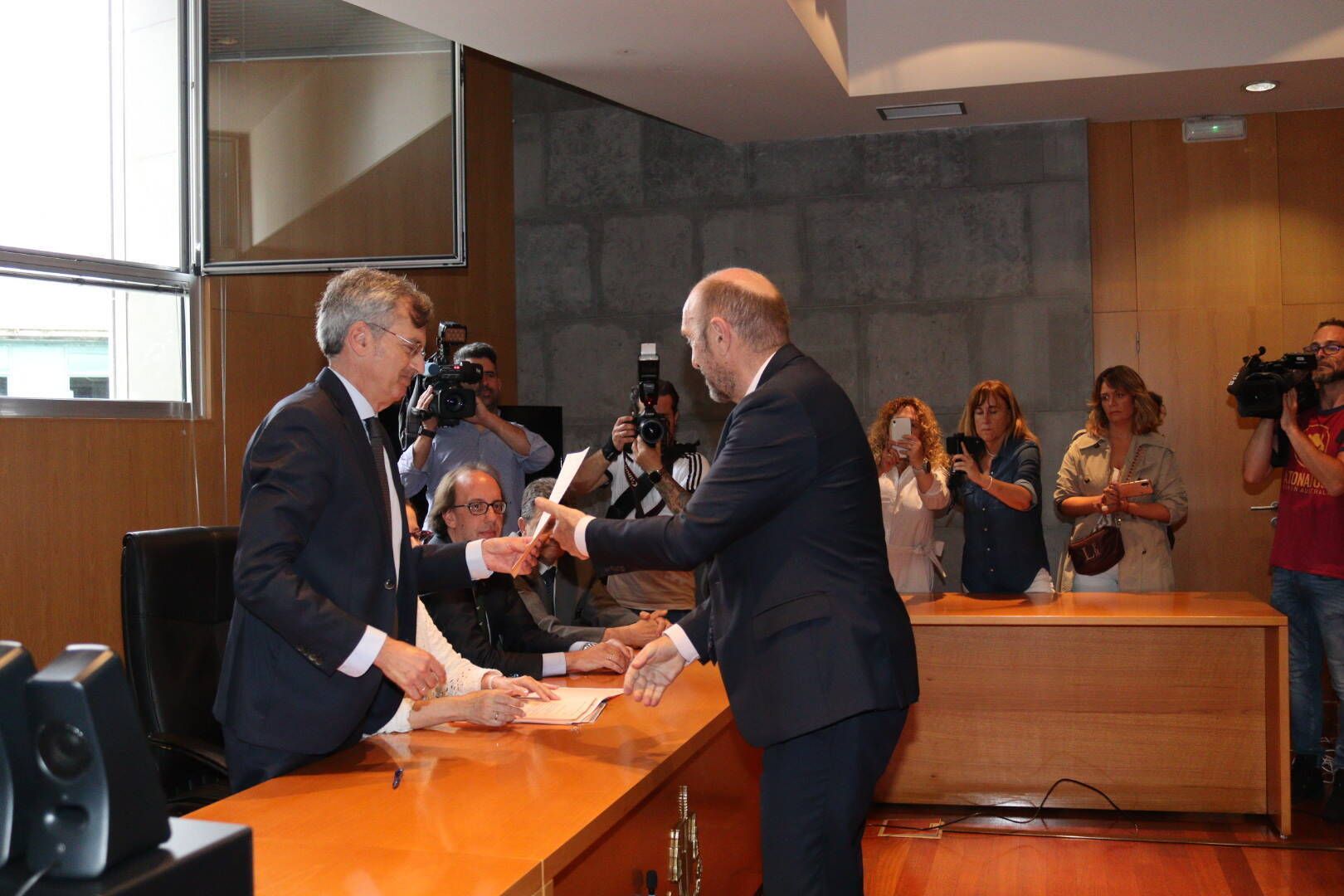 EN IMÁGENES: Así fue la recogida de las actas de los diputados asturianos ante la Junta Electoral Provincial