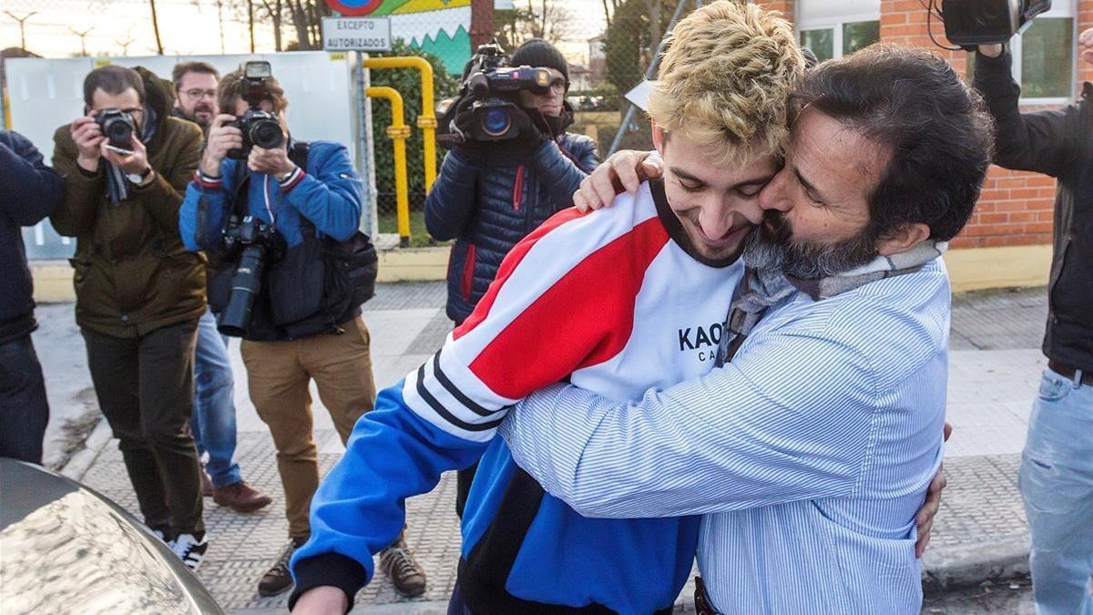 Carlos Cuadrado 'Lucho' abraza a su padre tras salir de la prisión.