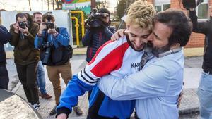 Carlos Cuadrado ’Lucho’ abraza a su padre tras salir de la prisión.