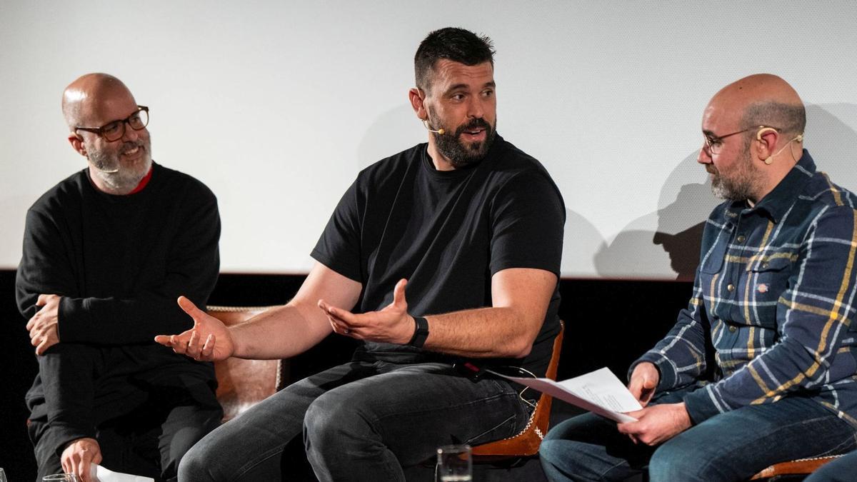 Marc Gasol divulgó este martes un corto y entretenido vídeo que arrastraba un interrogante: y ahora, ¿qué? Con la rueda de prensa convocada para este miércoles en el cine Texas de Barcelona buscó responder a la cuestión. No hacía falta acreditarse como experto en baloncesto, ni indagar en fuentes, para entender que se trataba de la puesta en escena de su retirada como jugador, postergada unos cuantos meses.