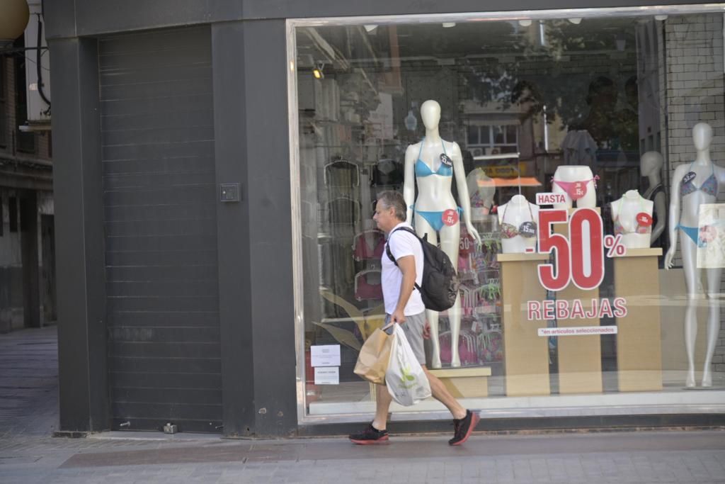 Día de contrastes en el comercio de Elche por San Juan