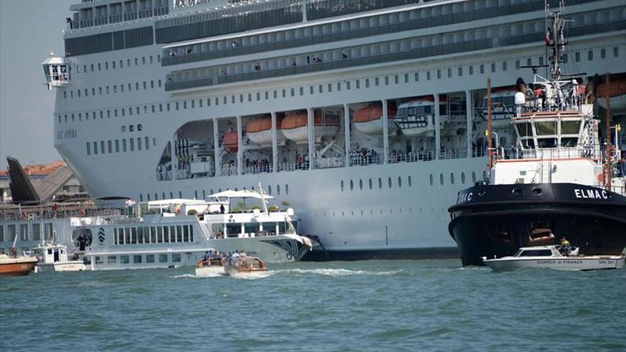 Espectacular choque de un crucero en un canal de Venecia