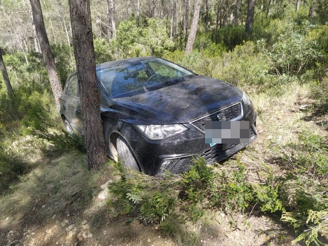 Así quedó el coche de una turista de Ibiza que circulaba campo a través