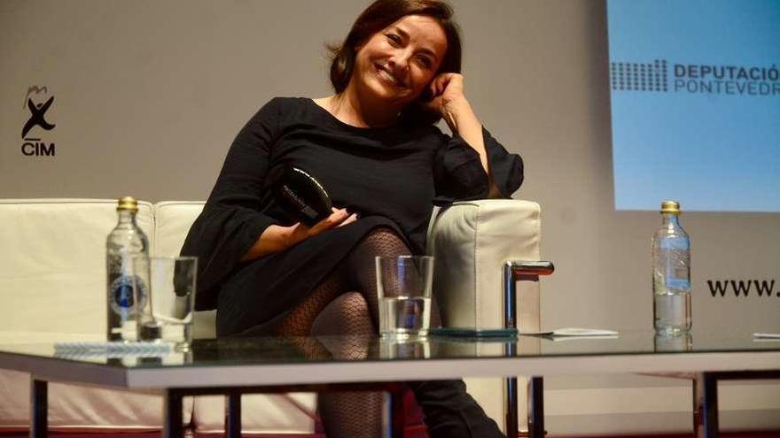 Pepa Bueno durante su intervención en la jornada en el Teatro Principal de Pontevedra. // Rafa Vázquez