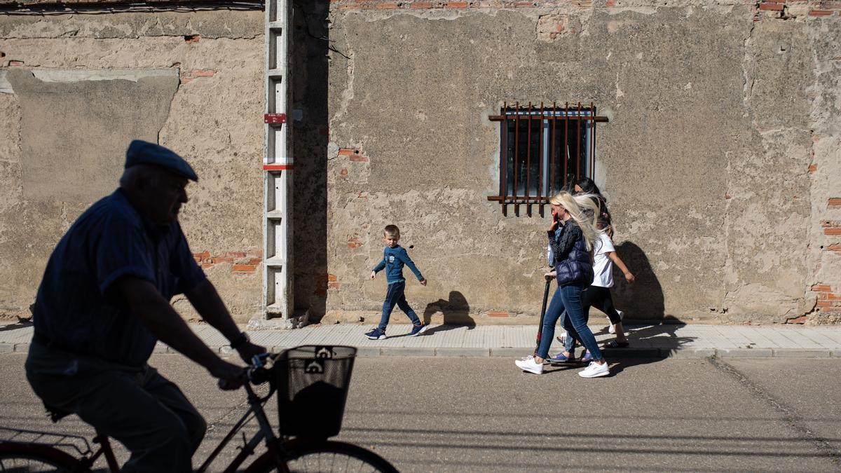 Los nuevos vecinos se pasean por el pueblo.