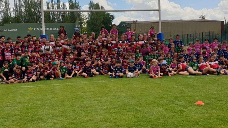 Foto de familia de los jugadores de categorías inferiores con la Selección, ayer. | Cedida |  A. B.