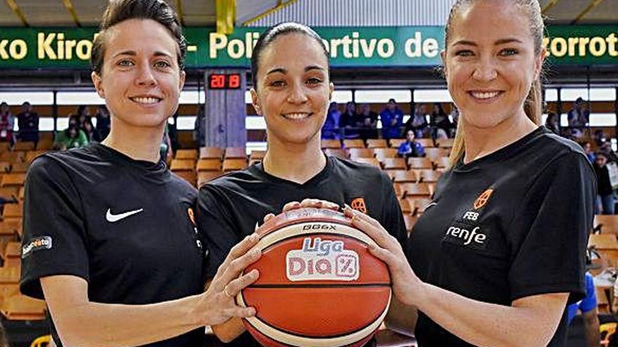 Alcaraz, al centre, amb les altres dues àrbitres que van dirigir la final de la Copa de la Reina.