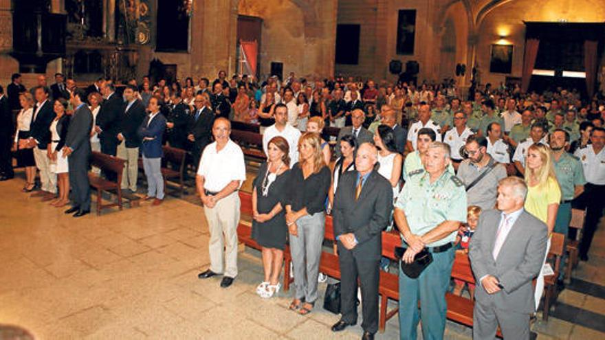 Las autoridades y familiares de Diego Salvà presidieron el funeral en memoria de los agentes fallecidos en Palmanova.