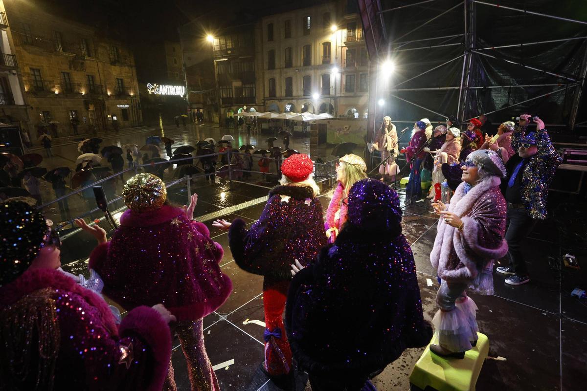 En imágenes: El concurso de murgas de Avilés bajo la lluvia En imágenes: El concurso de murgas de Avilés bajo la lluvia