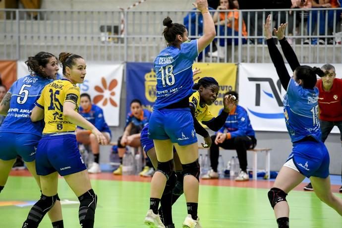 27-12-19 DEPORTES. PABELLON JUAN CARLOS HERNANDEZ. JINAMAR. TELDE. Partido de balonmano entre el Rocasa y el Bera Bera disputado en el Pabellon de deportes Juan Carlos Hernández en Jinamar.  Fotos: Juan Castro.  | 27/12/2019 | Fotógrafo: Juan Carlos Castro