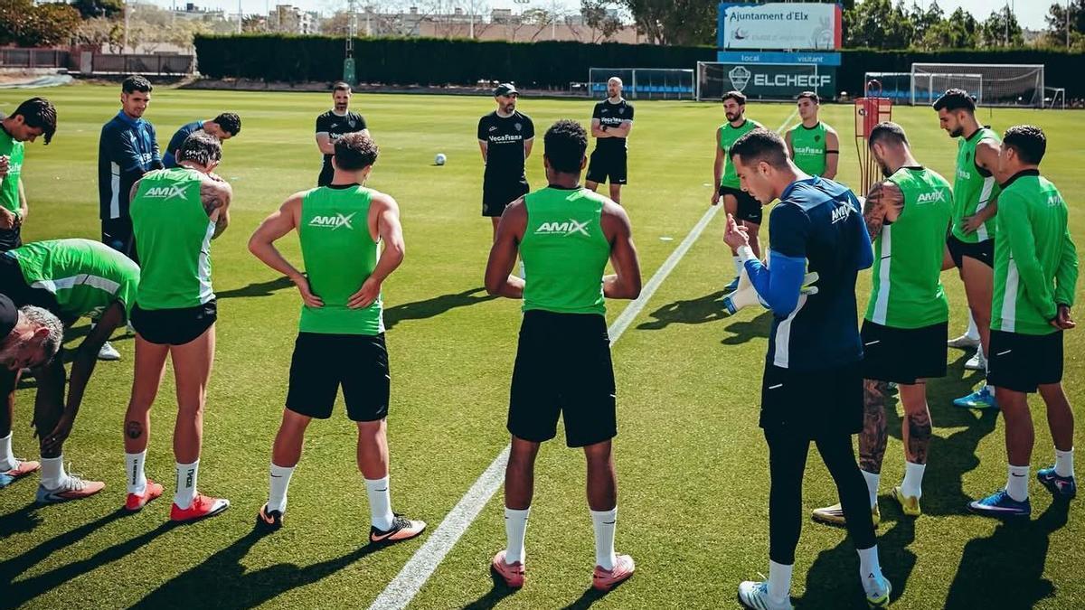 La plantilla de l’Elx atén el seu exentrenador, Eder Sarabia, abans d’un entrenament al Díez Iborra