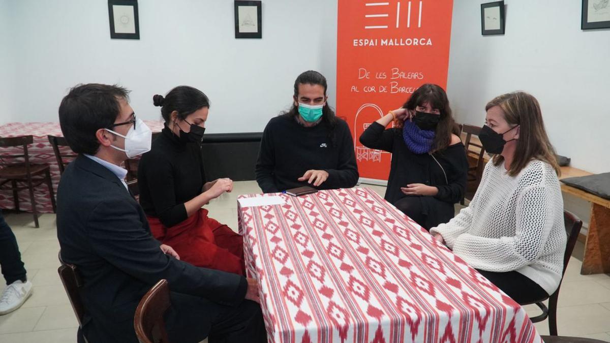 Iago Negueruela (izquierda) y Francina Armengol (derecha), ayer durante la visita al Espai Mallorca.