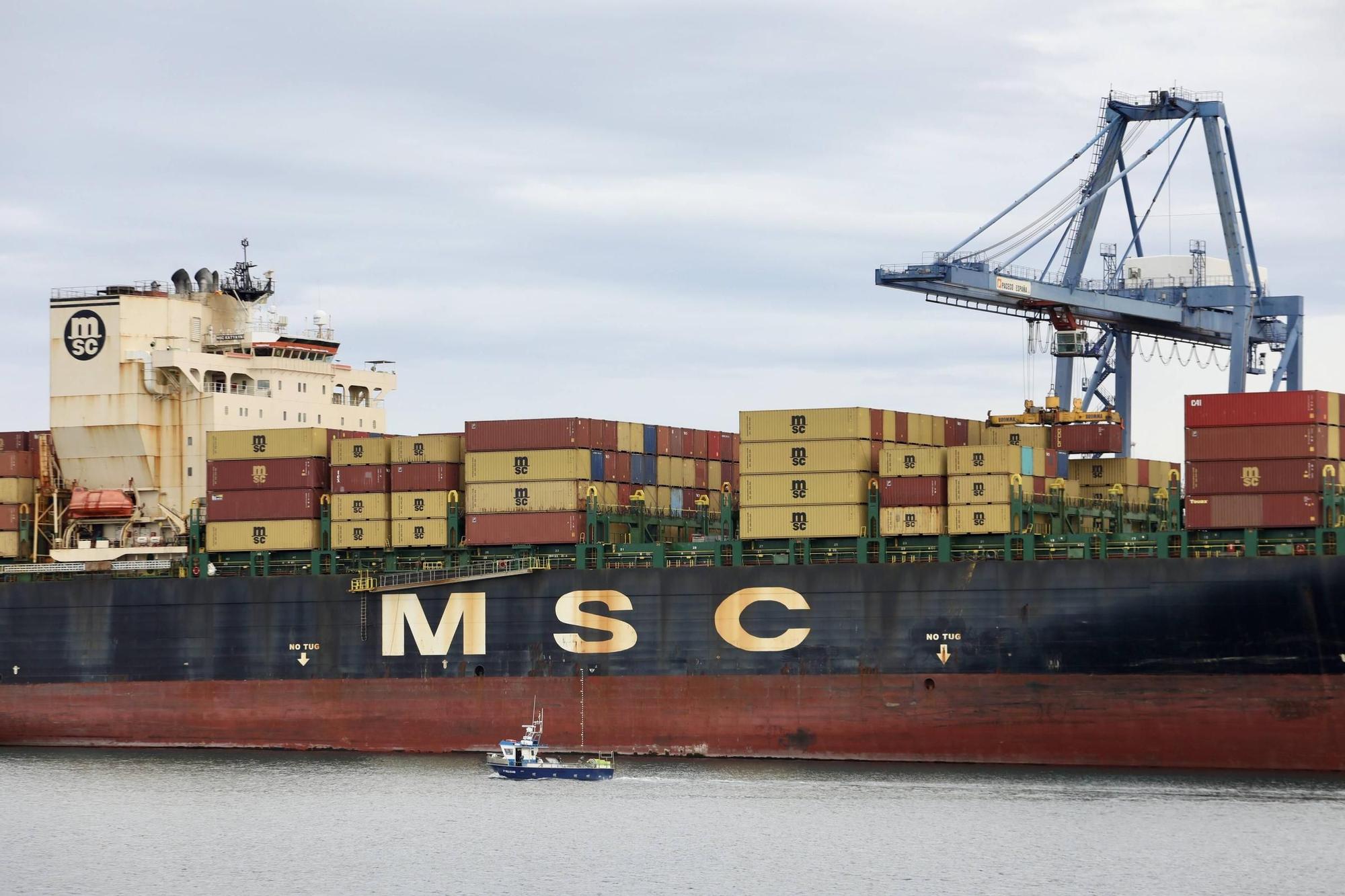 Así es el mayor barco de contenedores de la historia de El Musel (en imágenes)