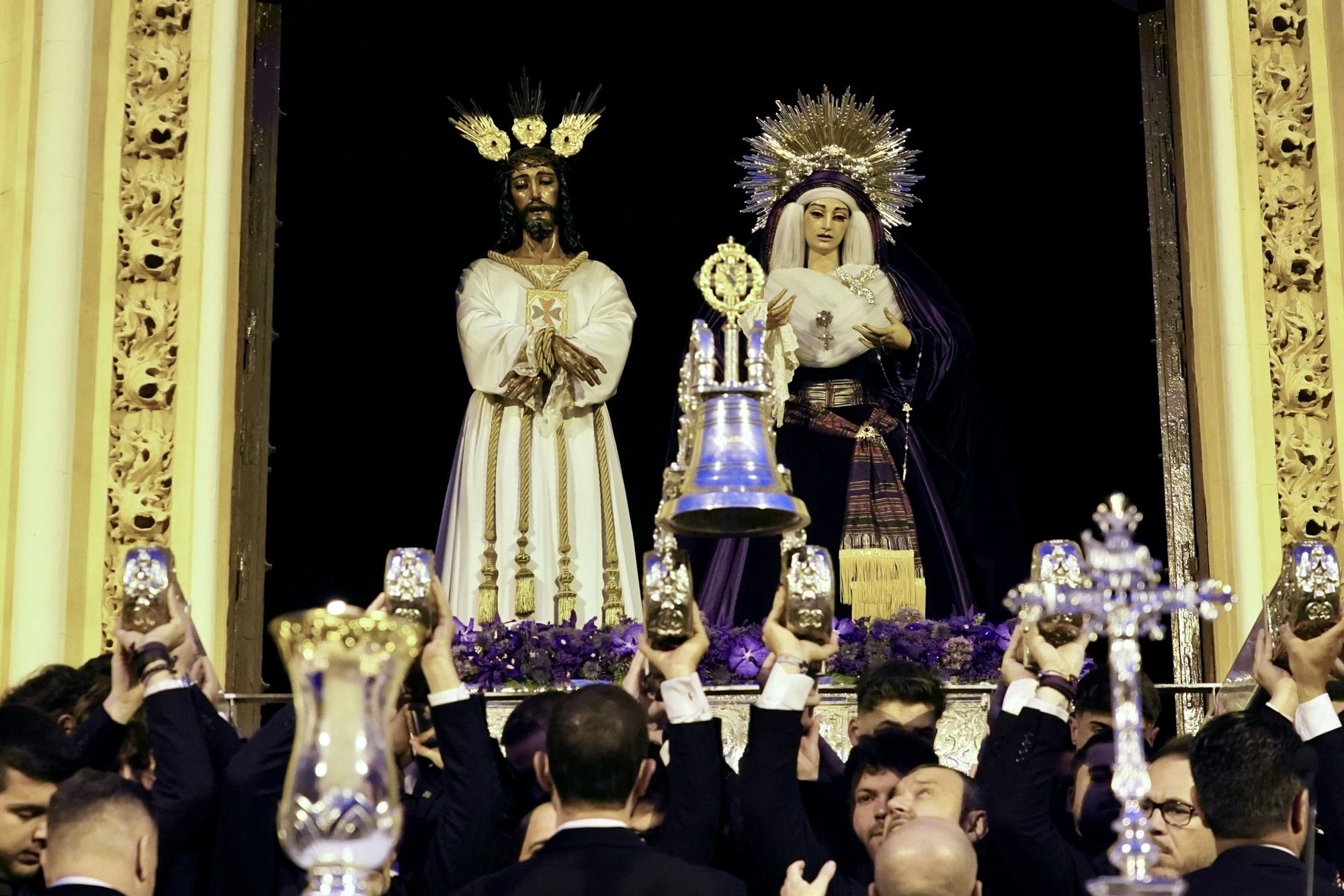 La plaza de San Pablo se llena en el amanecer del Jueves de Pasión para participar en la Misa del Alba,
