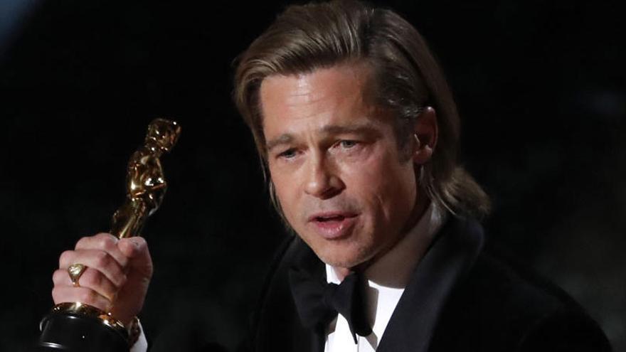 Brad Pitt recogiendo el Oscar.