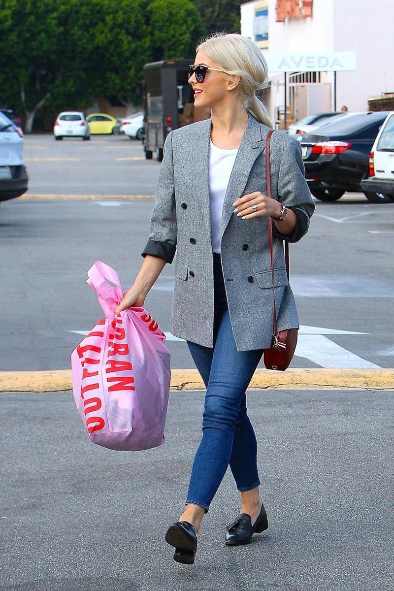 Julianne Hough con blazer gris