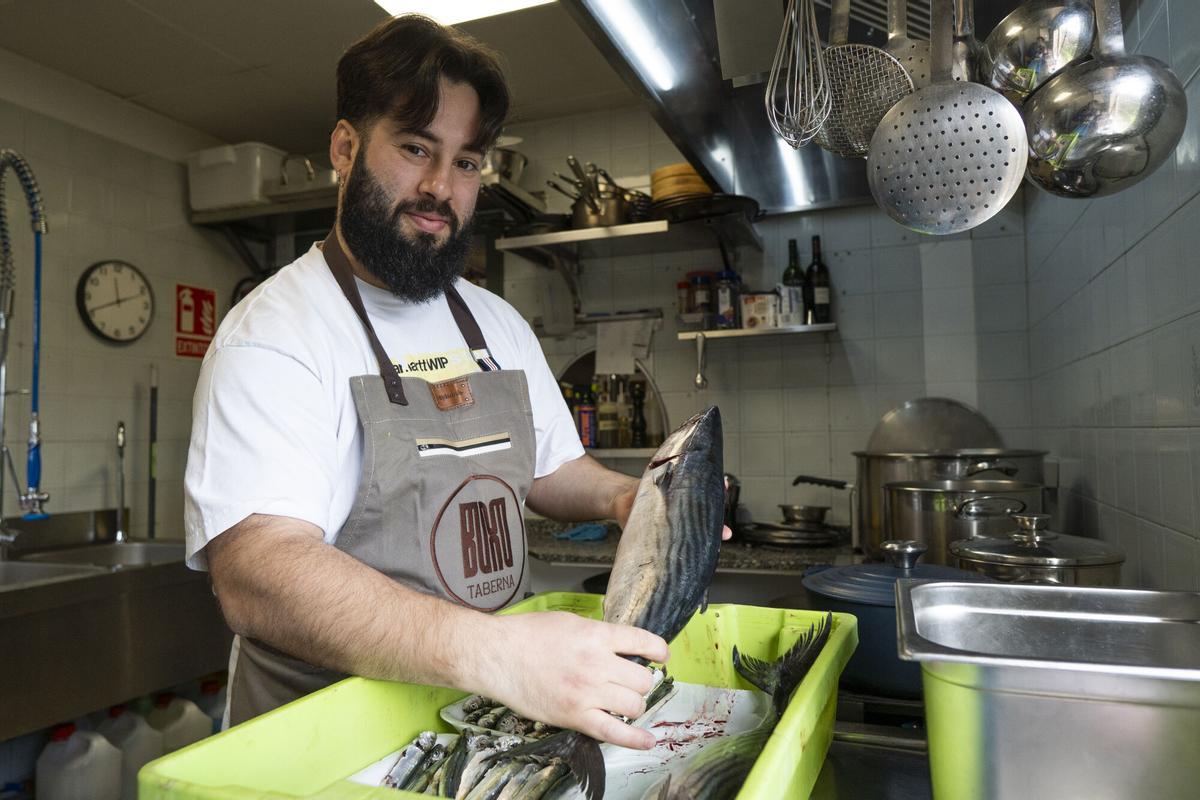 Iván Barco en la cocina de Buxo Taberna, en Cambre