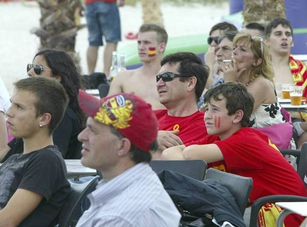 La afición zaragozana apoya a España en su debut en Las Playas