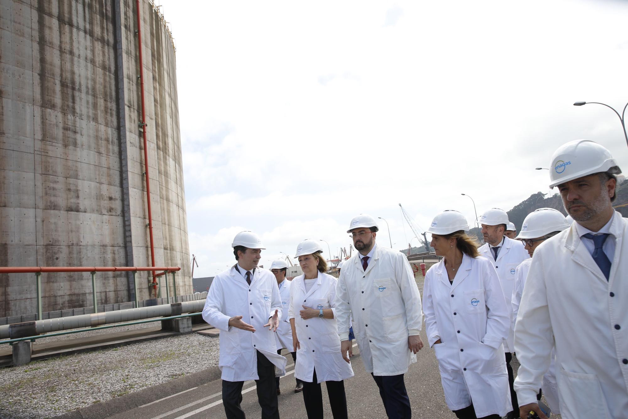 Teresa Ribera visita la planta regasificadora de El Musel