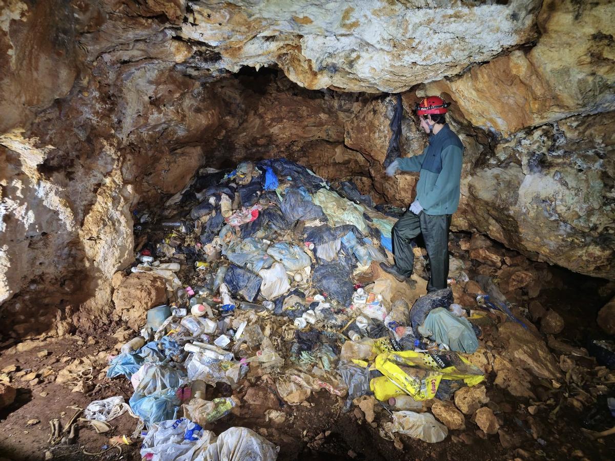 Una gran cantidad de residuos se acumulaban en la cavidad antes de la intervención.