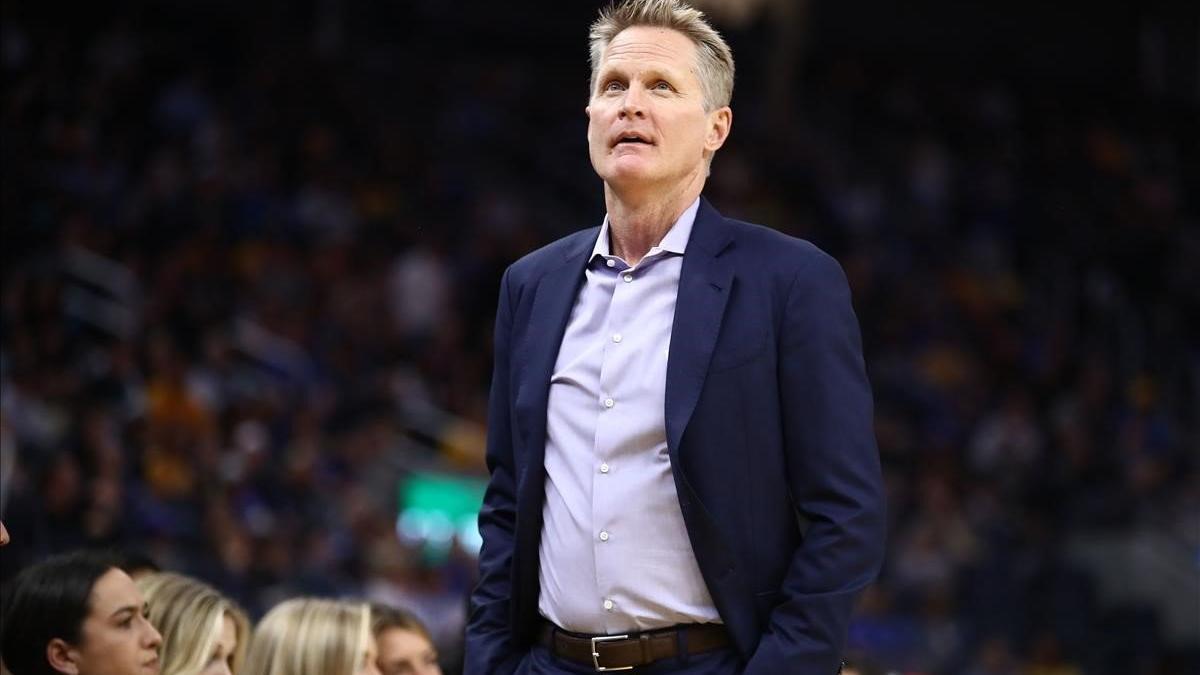 Steve Kerr, en una imagen de esta temporada en el banquillo de los Warriors