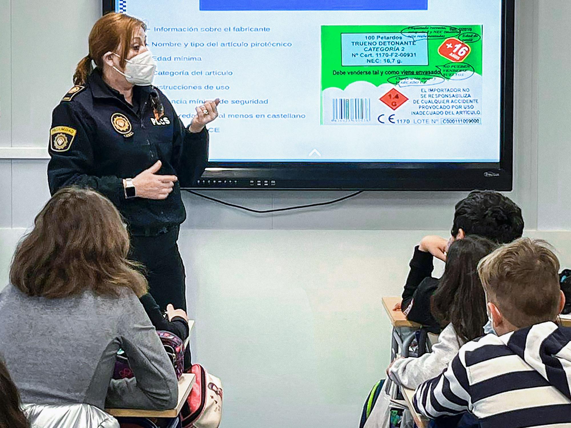 Una imagen del curso a los escolares por parte de una agente de la Policía Local de Castelló.