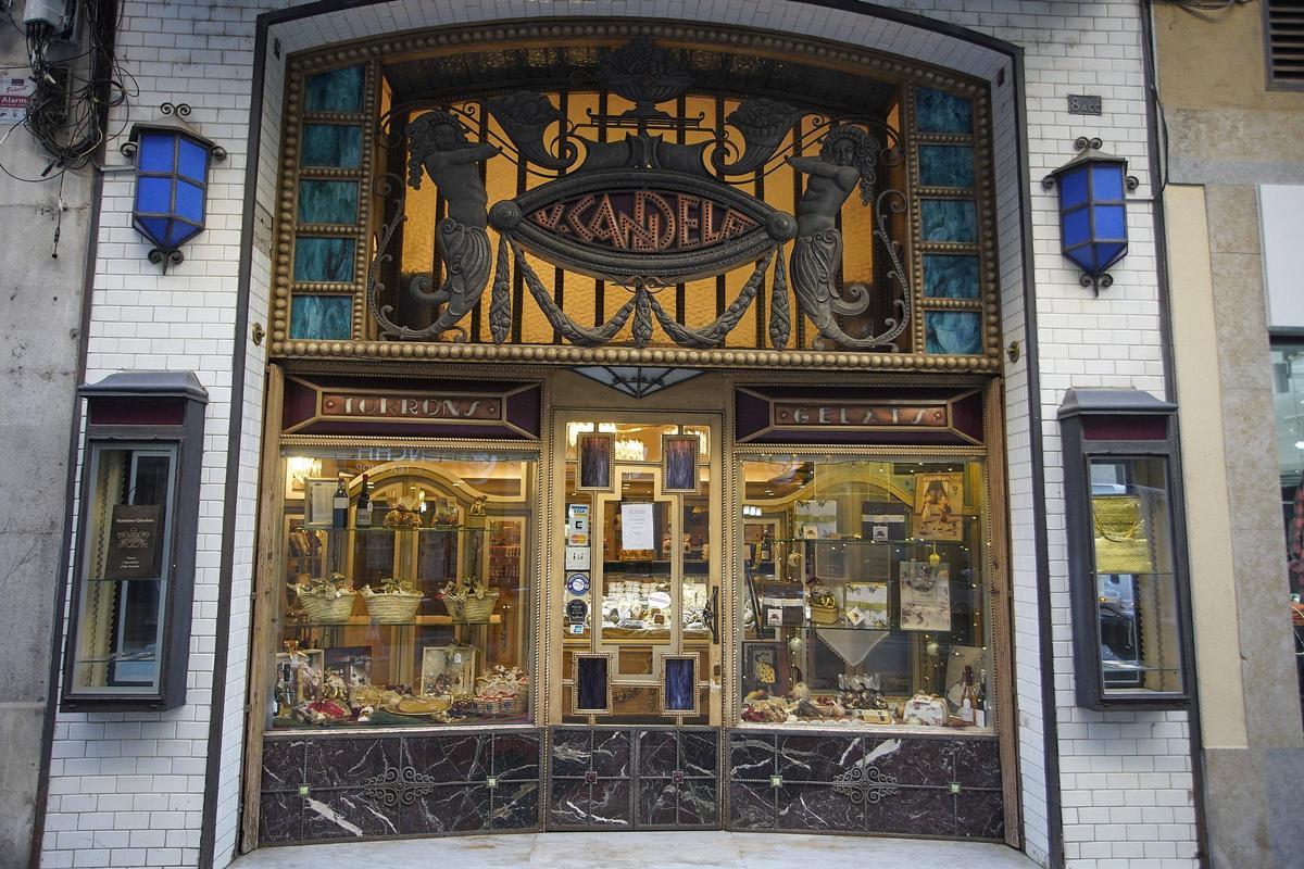Façana de l'establiment de Torrons i Gelats Candela al carrer de l'Argenteria de Girona.