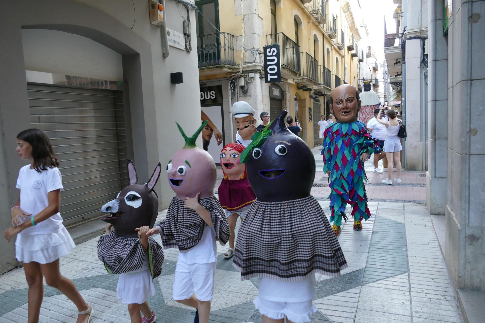 Els gegants de Figueres animen les Festes de Sant Pere amb el ball del seguici i una exposició