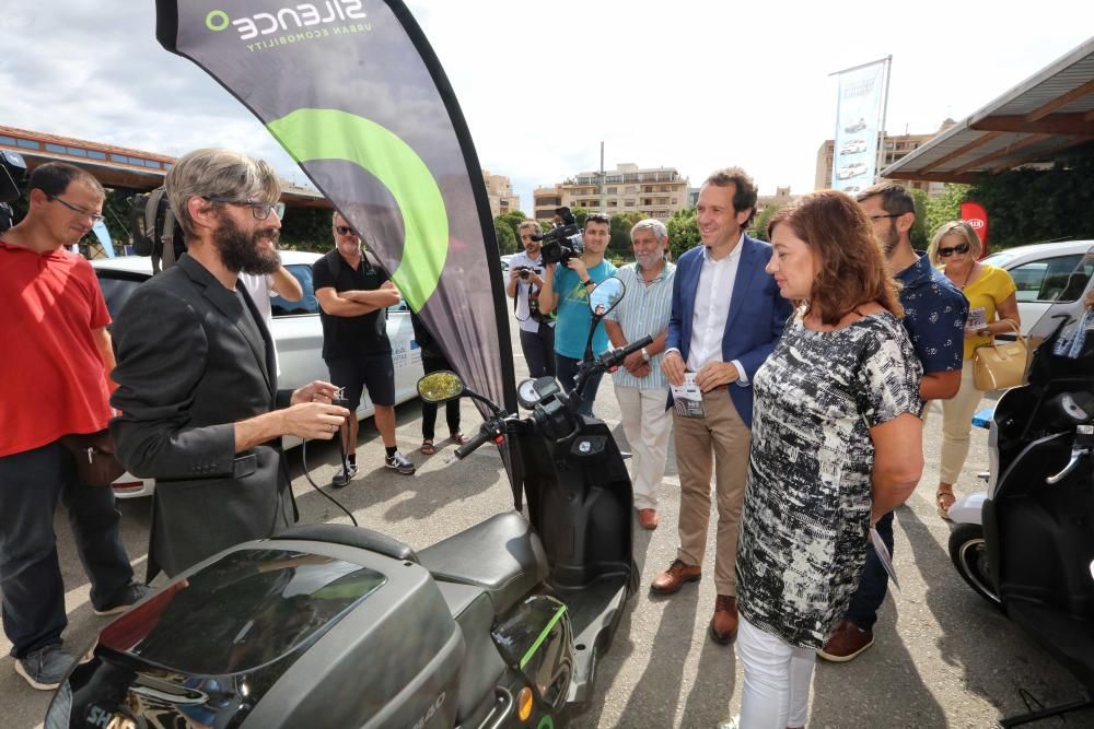 Armengol y Pons visitan la exposición sobre el vehículo eléctrico