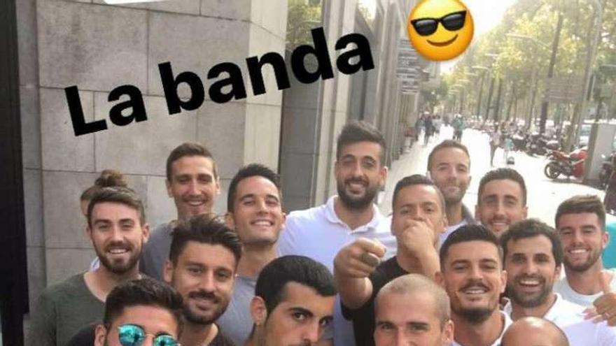 La mayoría de la plantilla posa en Barcelona en una imagen que Xandao subió a sus redes sociales y tituló &quot;La banda&quot;.