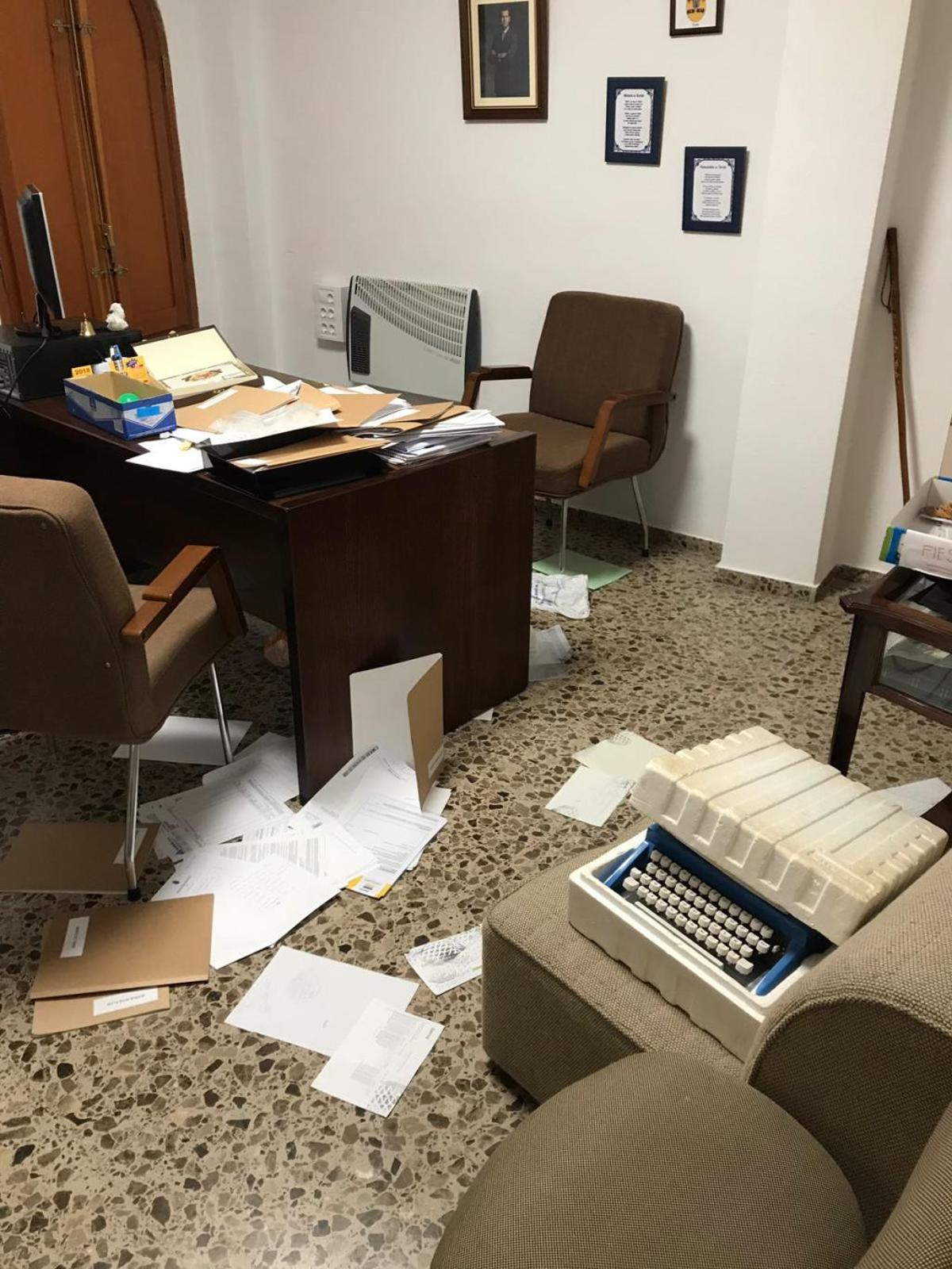 Destrozos en el ayuntamiento de Torás
