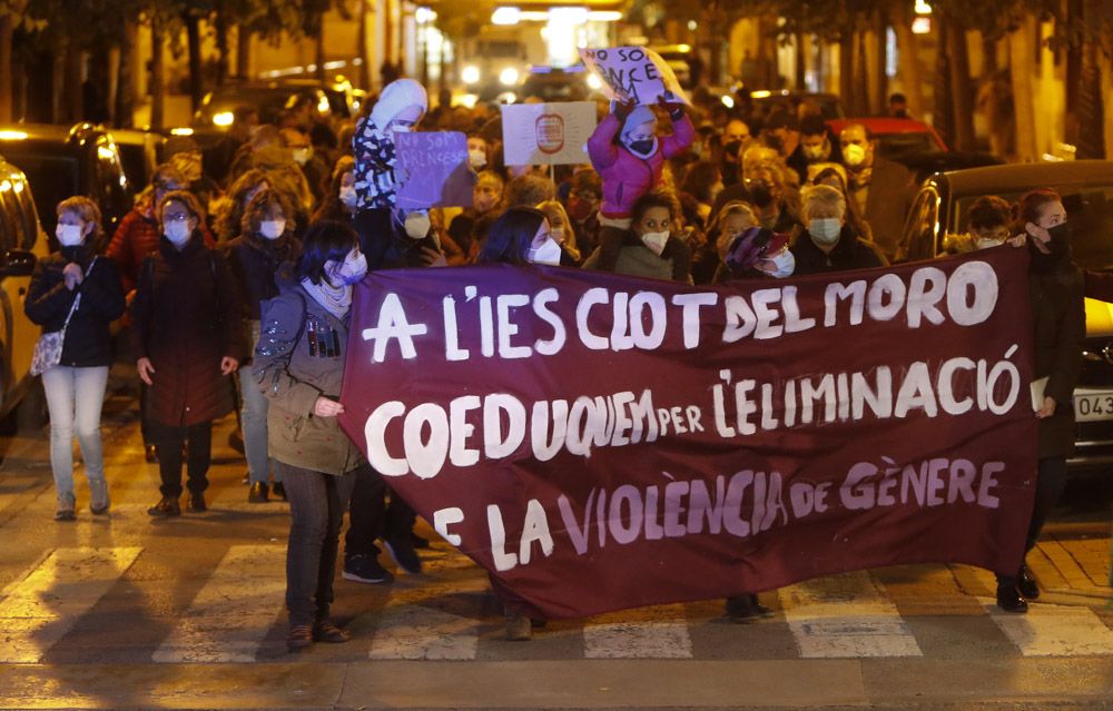 Manifestación en las calles del Port de Sagunt, el 25N contra la violencia machista.