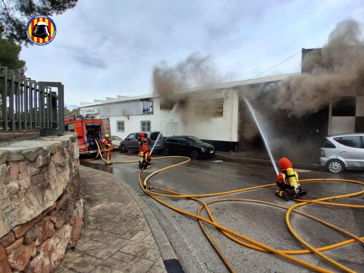 Los Bomberos apagan el incendio en Nàquera.