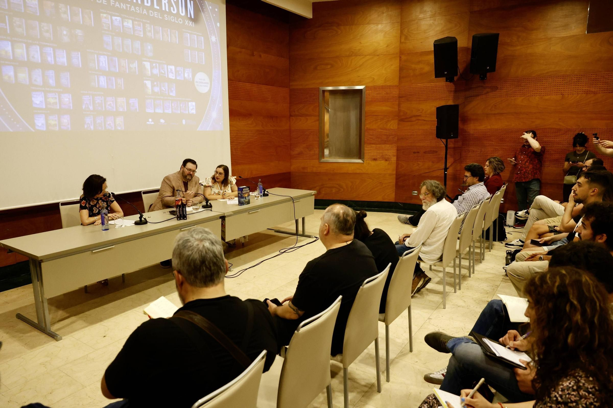 EN IMÁGENES: Brandon Sanderson desata la locura en su segundo día en Avilés