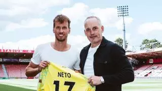 ¡Oficial! Neto deja el Barça y ya posa con su nueva camiseta