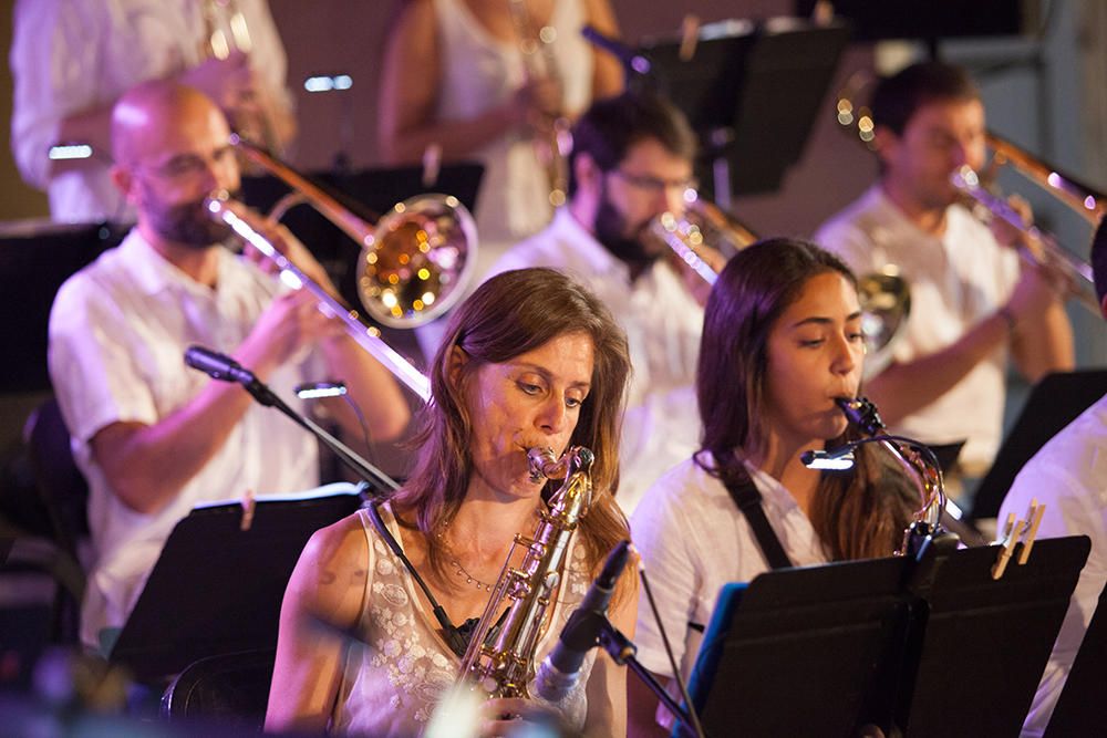 El Festival Eivissa Jazz abrió con un concierto de la Big Band Ciutat d'Eivissa que contó con la colaboración de Arturo Pueyo